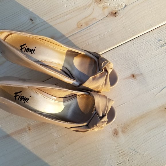 Heel with knot detail - Picture 2 of 2